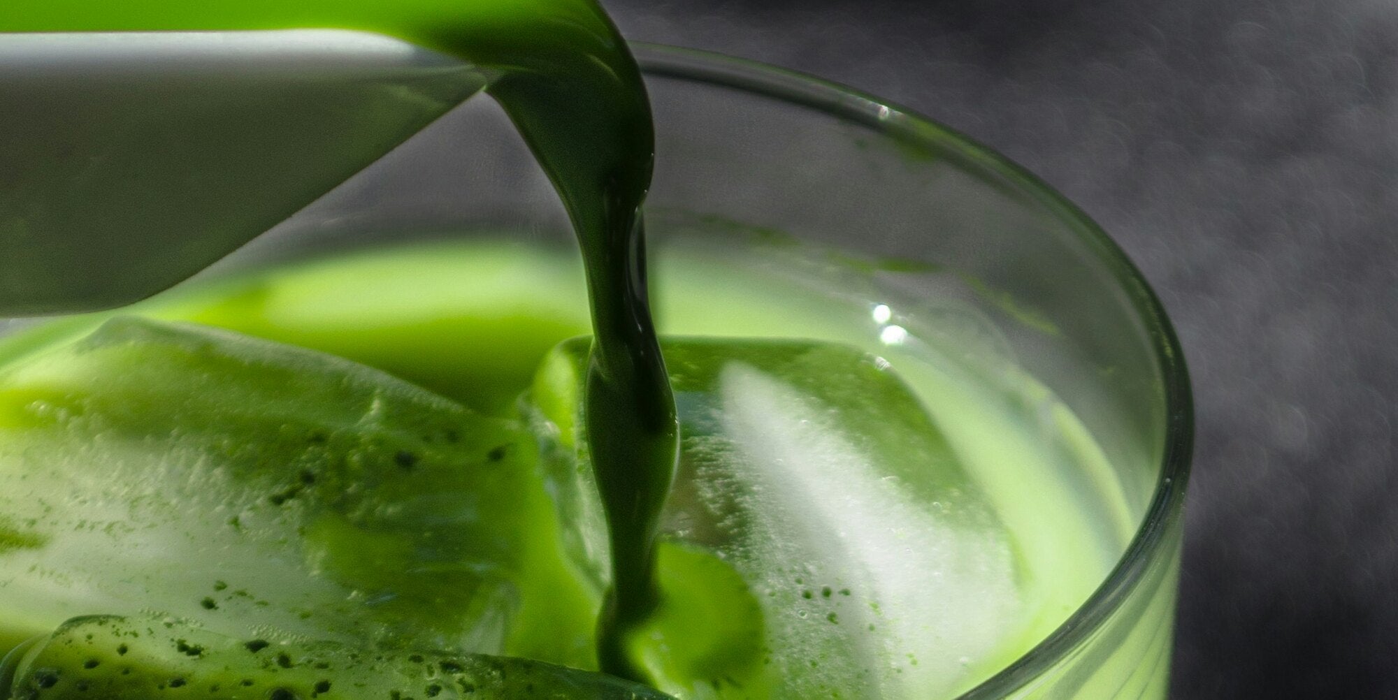 グラスに注がれる抹茶